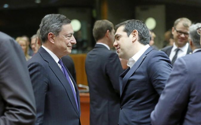 El presidente del Banco Central Europeo (BCE), Mario Draghi, charla...