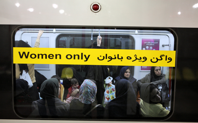 Escena cotidiana en el Metro de Teherán.
