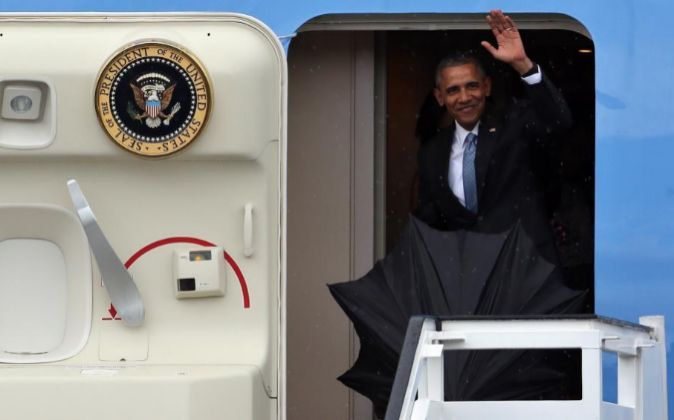 El presidente de Estados Unidos, Barack Obama, saluda a su llegada al...
