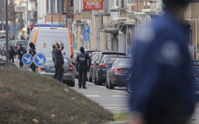 Policías patrullan en el distrito de Schaerbeek de Bruselas...