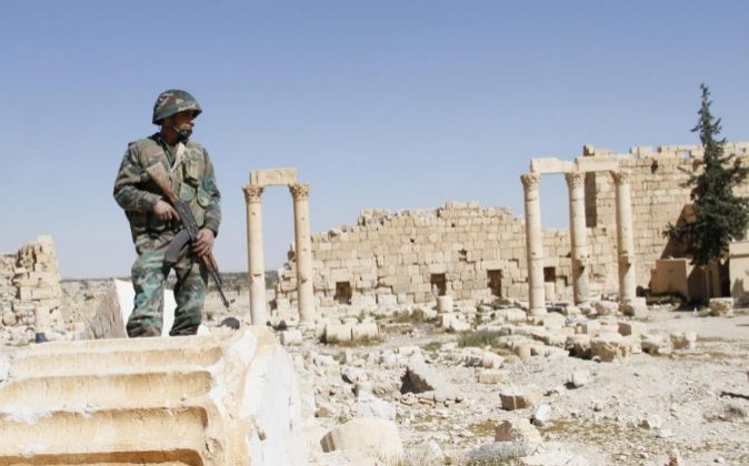 Un soldado del Ejercito sirio en la emblemática ciudad de Palmira,...