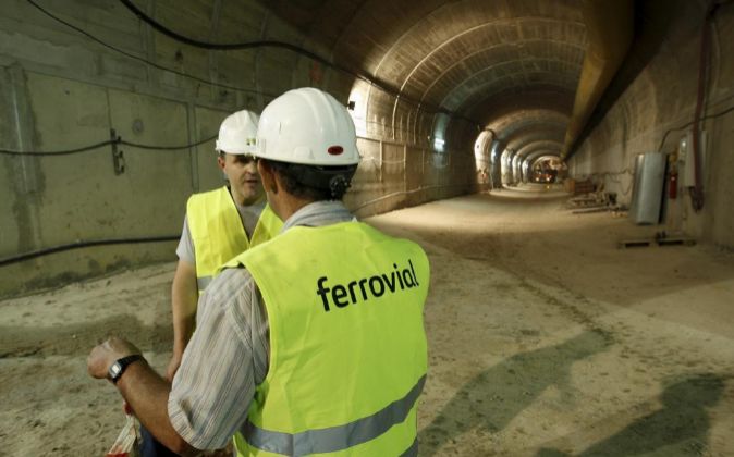 Trabajadores de Ferrovial en un túnel.