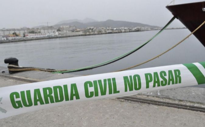 Zona acordonada por la Guardia Civil en el puerto de Ceuta.
