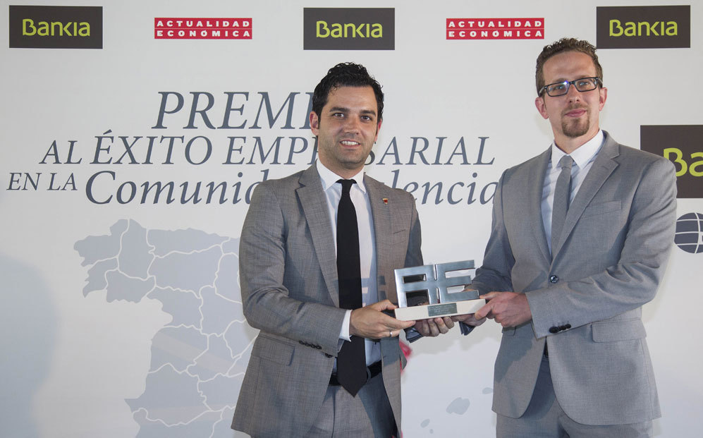 Juan Antonio Sagredo, alcalde de Paterna, entrega el premio a Energy...