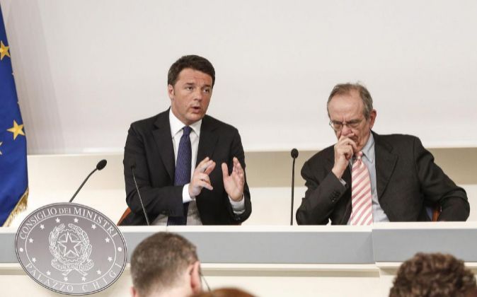 Matteo Renzi junto a Pier Carlo Padoan, ministro de economía de...