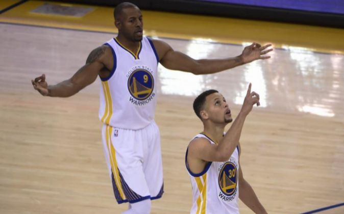 El jugador de los Golden State Warriors Stephen Curry, tras marcar a...