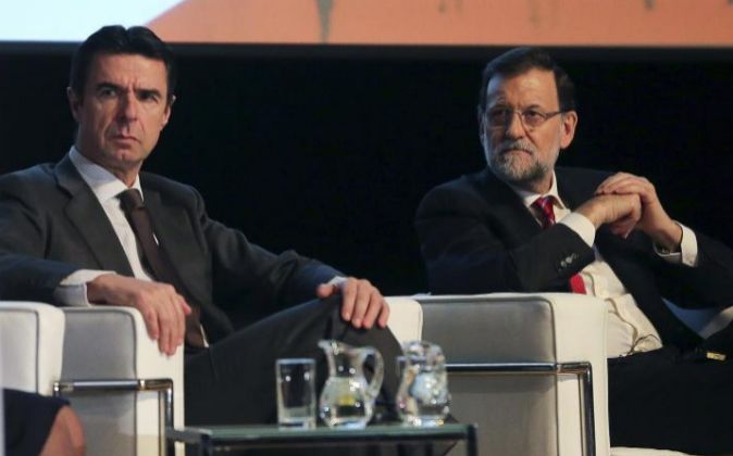 El presidente del Gobierno, Mariano Rajoy, y el ex ministro de...