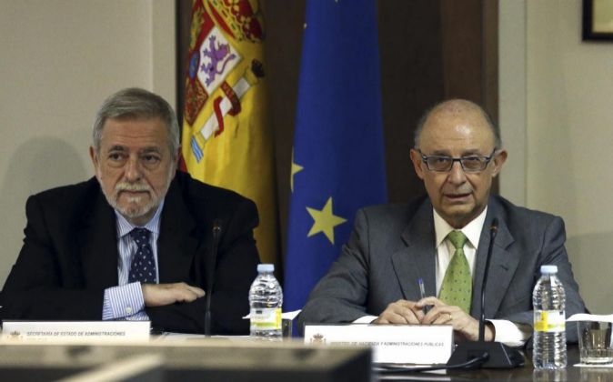 El ministro de Hacienda, Cristóbal Montoro (d) y el secretario de...