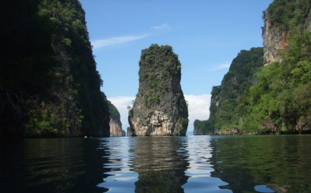 La octava mejor isla del mundo es Phuket, en Tailandia.