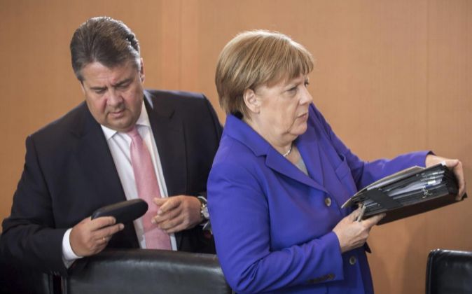 La canciller alemana, Angela Merkel (d), con el ministro de Economía,...