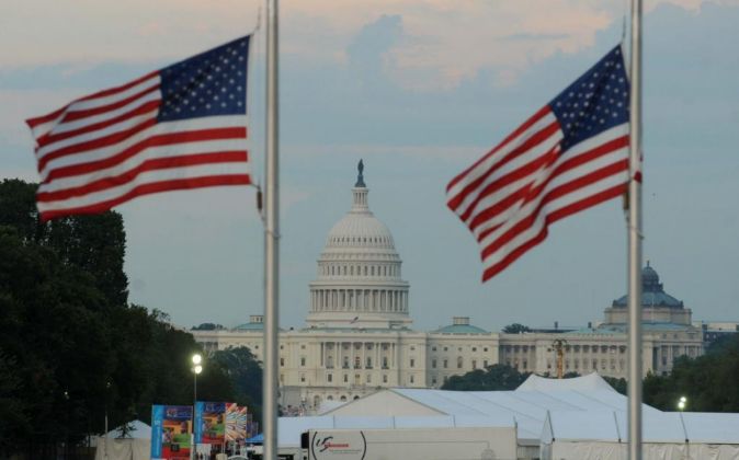 La bandera nacional de Estados Unidos ondea con el Capitolio al fondo.