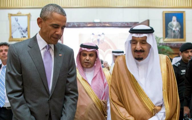 El rey saudí, Salman bin Abdelaziz (d), mientras da la bienvenida al...