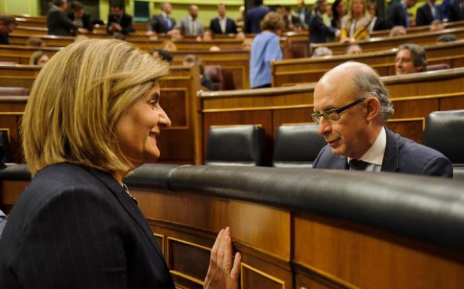 Fátima Báñez y Cristóbal Montoro, en el Congreso de los Diputados.