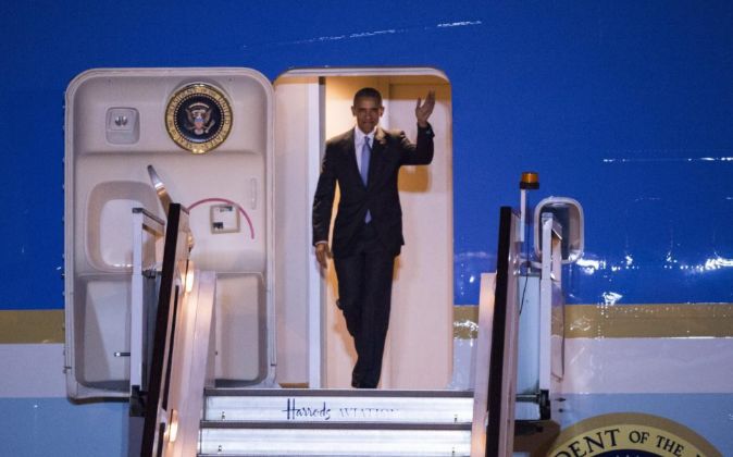 El presidente de Estados Unidos, Barack Obama, desciende del avión...