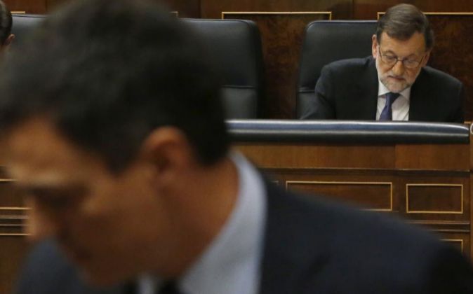 El presidente del Gobierno en funciones, Mariano Rajoy, y el...