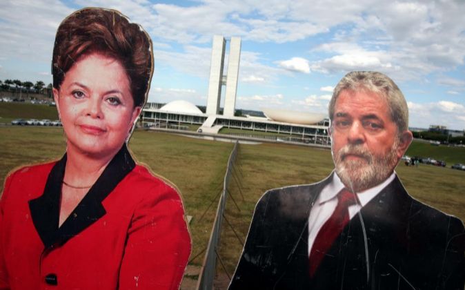 Muñecos que representan a la presidenta brasileña, Dilma Rousseff, y...