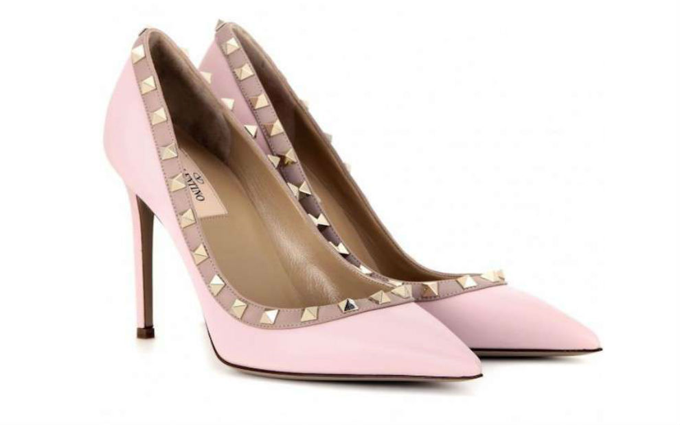'Stilettos' rosa con tachuelas de Valentino.