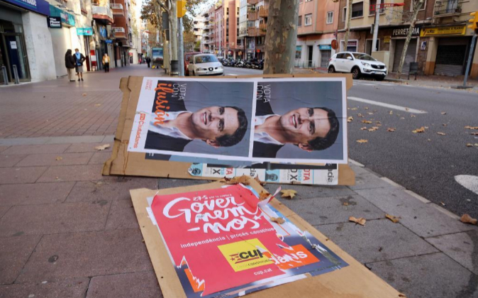 Carteles electorales tirados en la calle el pasado 9 de diciembre en...