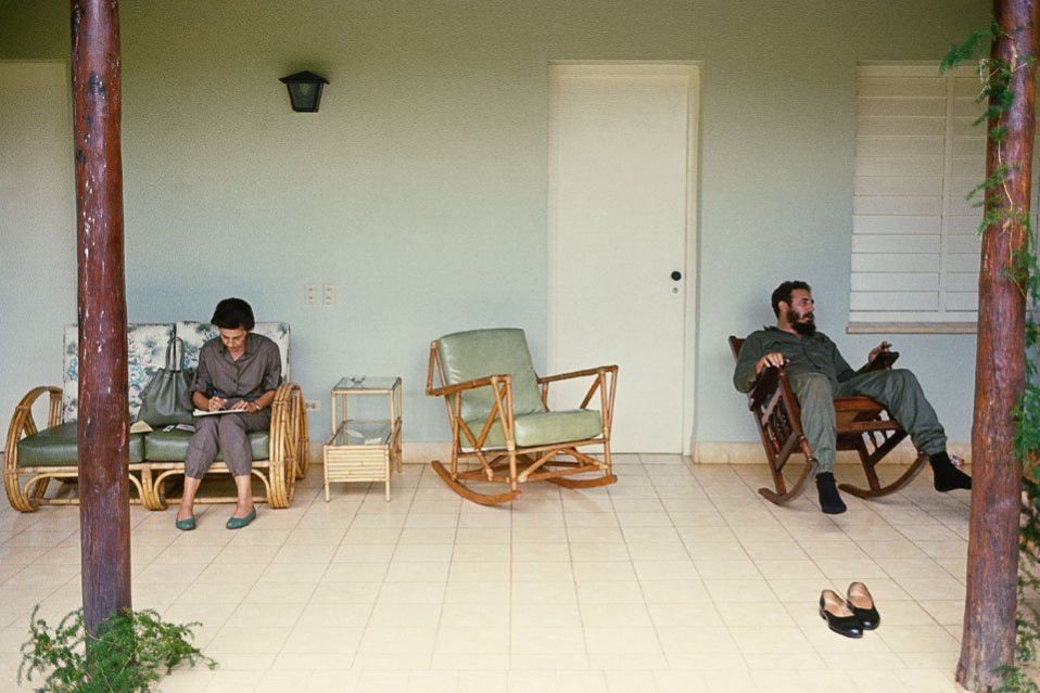 <strong>Isla de Pinos, 1965.</strong> Castro, descalzo, y Celia...