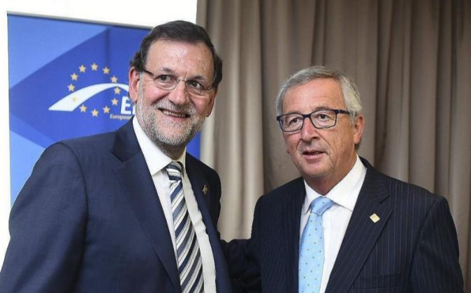 El presidente del Gobierno en funciones, Mariano Rajoy, junto al...