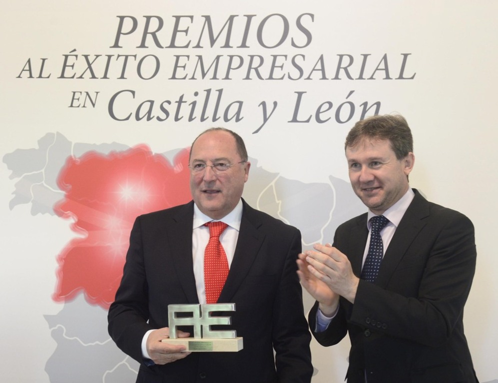 Carlos Moro, presidente de Matarromera, con el Premio a la Empresa...
