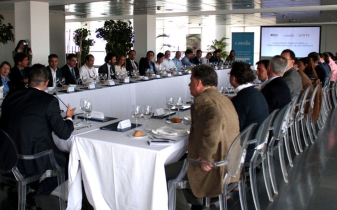 Imagen de la reunión de los directivos de las 25 empresas.