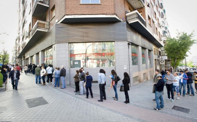 Cola de parados frente a una oficina de empleo en Madrid.