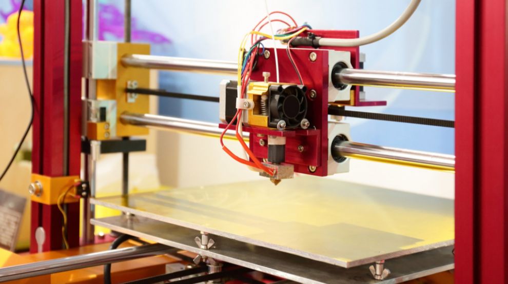 Imagen de una impresora 3D, comunes en espacios como los 'Fab...