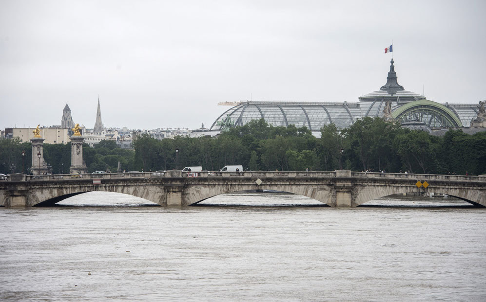 Pont Alexandre III sobre el sena, con el Grand Palais al fondo.