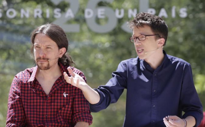 El líder de Podemos, Pablo Iglesias (i), junto al número dos del...