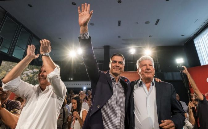 El candidato del PSOE a la presidencia Pedro Sánchez (c).