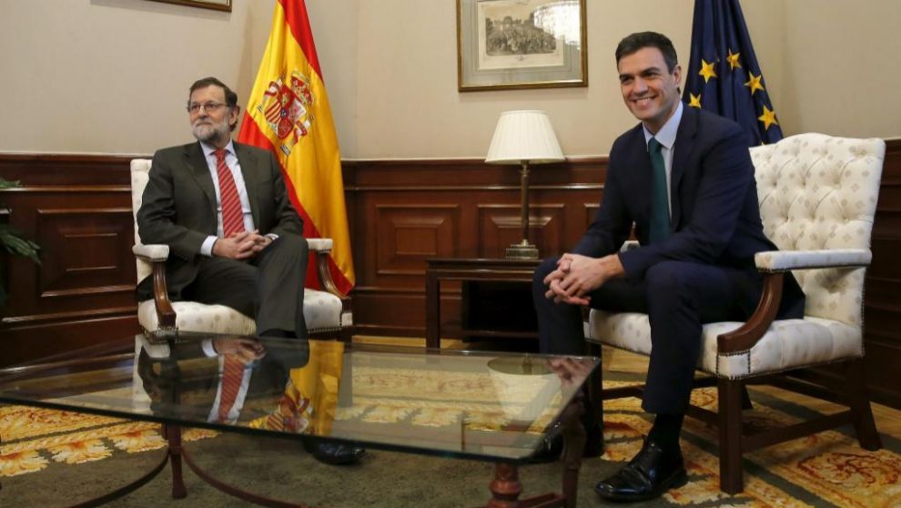 El presidente del Gobierno en funciones, Mariano Rajoy, y el...