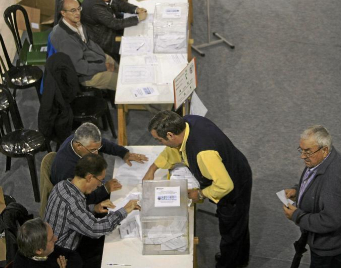 Un cartero entrega el voto emitido por correo en un colegio electoral...