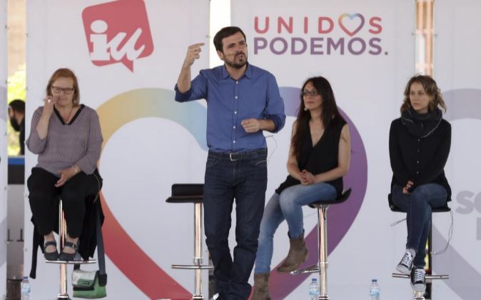 El candidato de Unidos Podemos, Alberto Garzón (2i), junto con la...