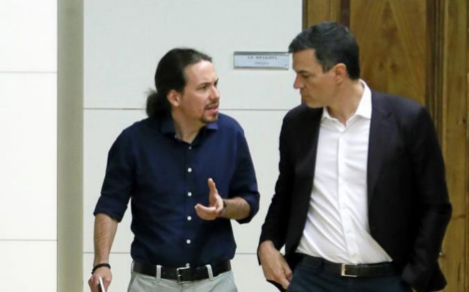 Los líderes del PSOE, Pedro Sánchez (d), y de Podemos, Pablo...