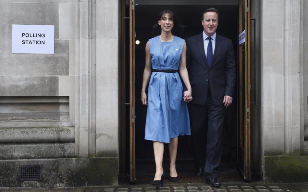 El primer ministro británico, David Cameron, y su esposa Samantha...