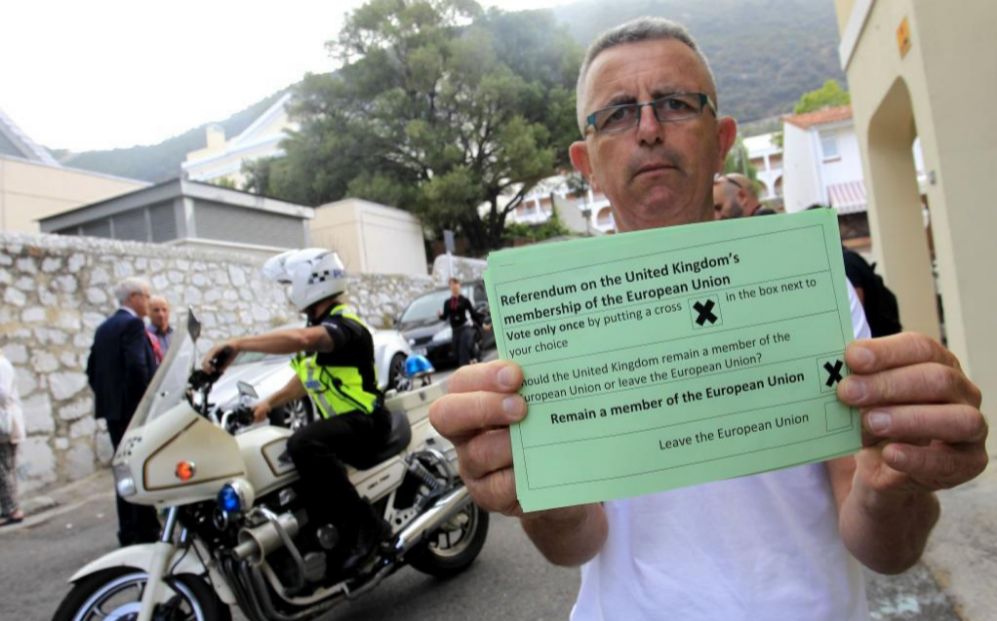 Un ciudadano de Gibraltar ensea su papeleta con la que vota para...