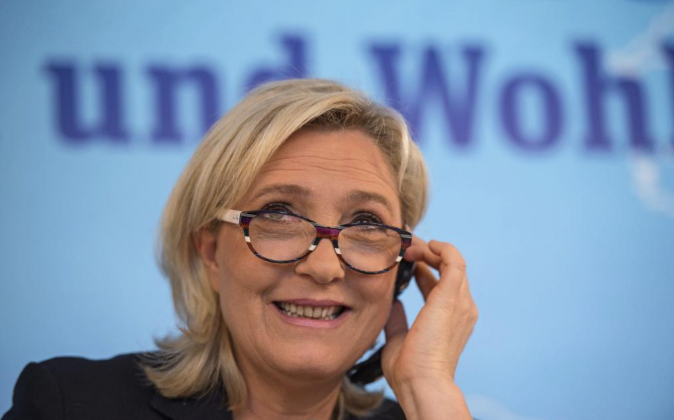 La líder francesa del Frente Nacional (FN), Marine Le Pen, en una...