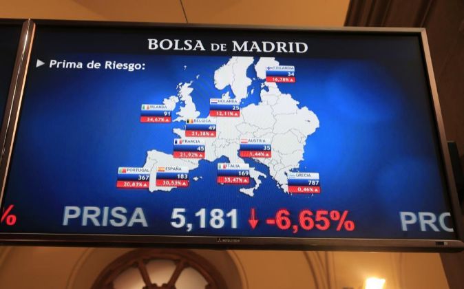 Panel informativo de la Bolsa de Madrid que muestra los valores de la...