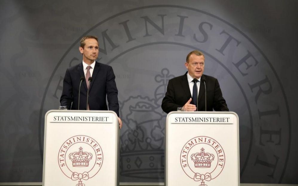 El primer ministro dans, Lars Lkke Rasmussen (d), y su ministro de...