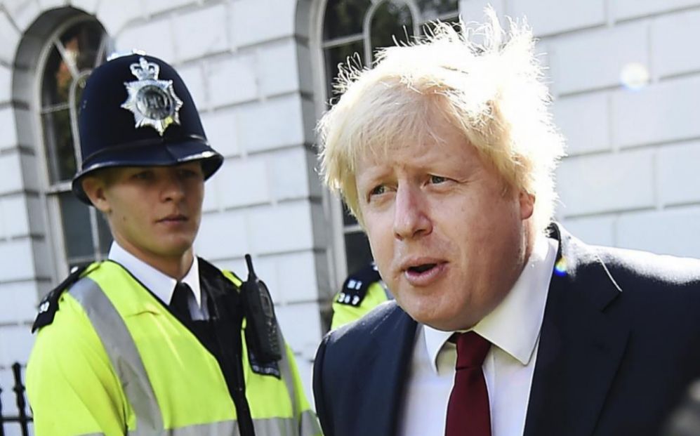 El antiguo alcalde de Londres Boris Johnson sale de su residencia en...