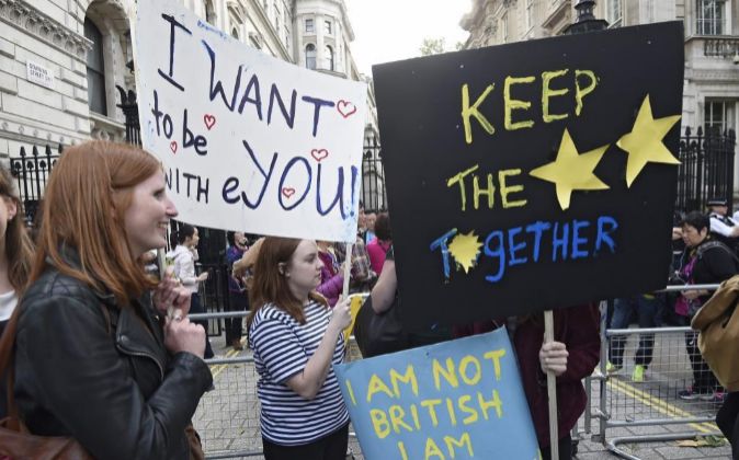 Varios manifestantes que apoyan la permanencia del Reino Unido en la...