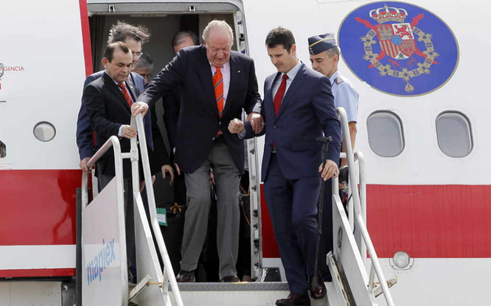El Rey Juan Carlos, a su llegada al aeropuerto de Panam para asistir...