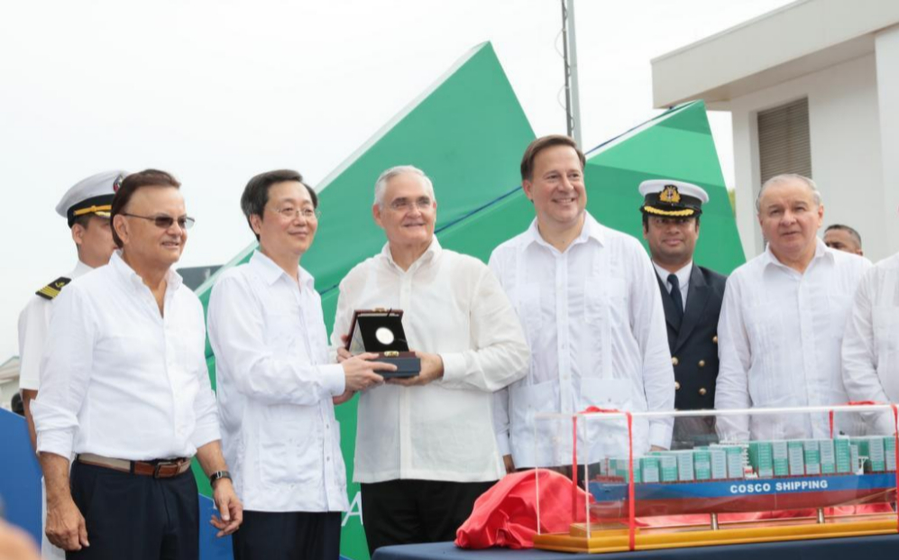 Representantes de Cosco Shipping junto a el presidente de Panam,...