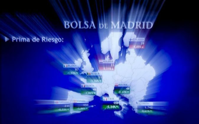 Imagen del monitor de la Bolsa de Madrid con la evolución de las...