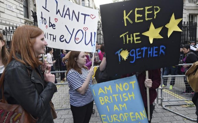 Varios manifestantes apoyan la permanencia del Reino Unido, tras el...