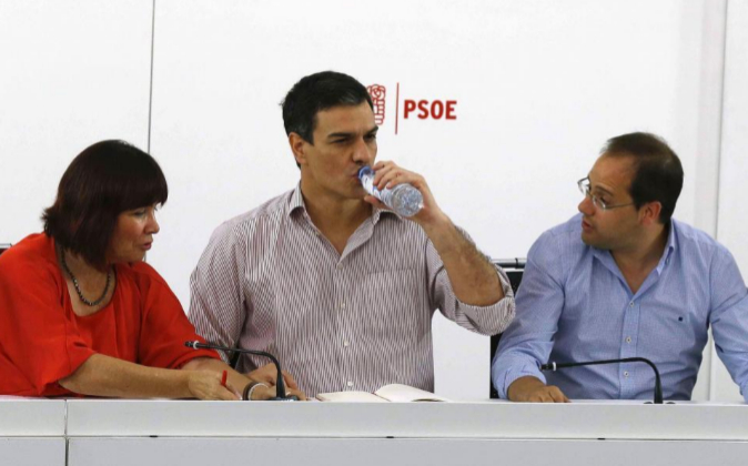 El secretario general del PSOE, Pedro Sánchez, el secretario de...