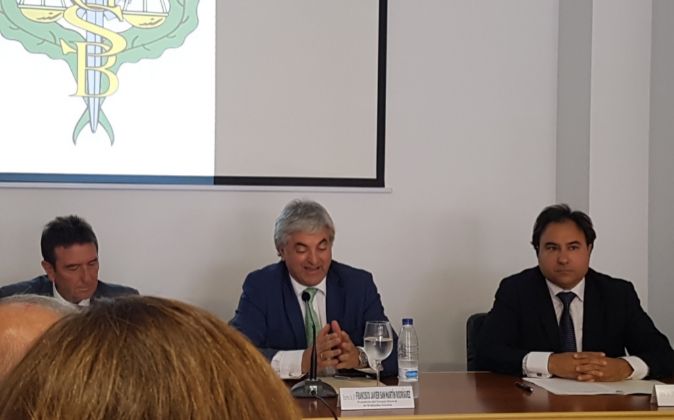 El alcalde de Badajoz toma la palabra en la mesa presidencial del...