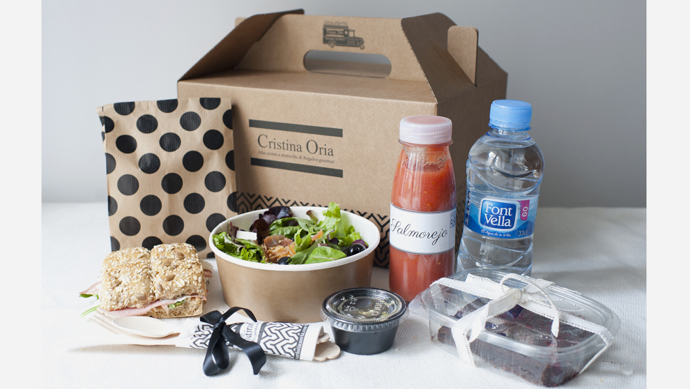 Lunch Box de almuerzo 'healthy'. Salmorejo, ensalada, caja...