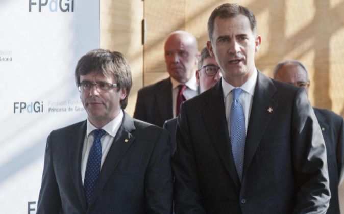 El president de la Generalitat, Carles Puigdemont, junto al Rey de...